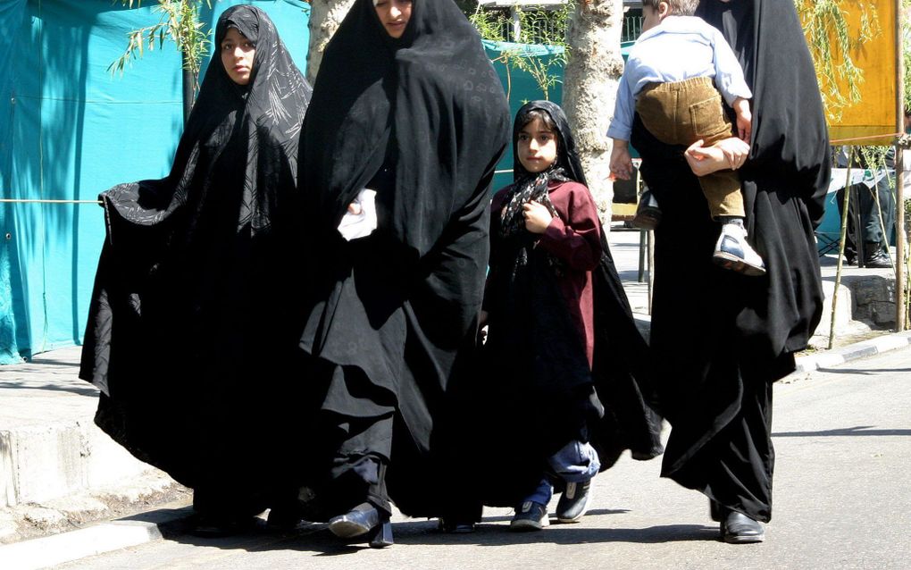 Iraanse vrouwen in Teheran haasten zich naar het vrijdaggebed. Foto EPA