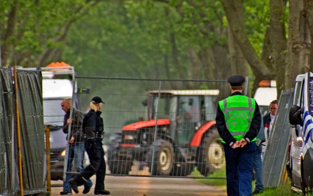 KOEKANGE - De politie heeft maandag een groot gebied rond het huis van de pleegouders van Willeke Dost net buiten Koekange afgezet. De 66-jarige pleegmoeder en de 38-jarige pleegbroer van Willeke Dost worden verdacht van betrokkenheid bij haar verdwijning