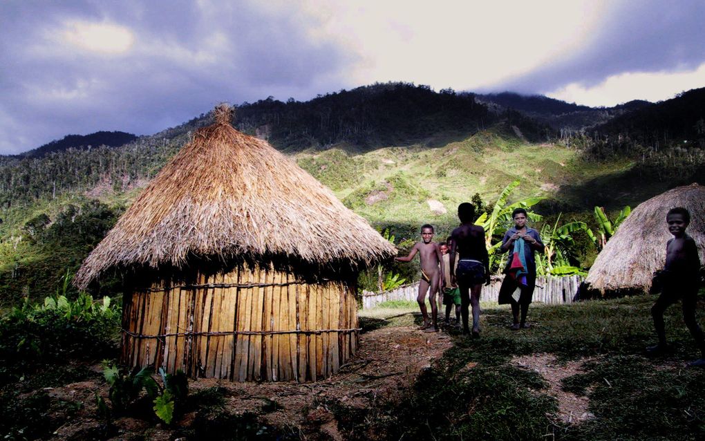 Papoeadorpje in Irian Jaya. Foto RD, Sjaak Verboom