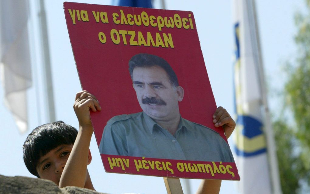 Een jonge Koerd toont een afbeelding van Öcalan. Foto EPA