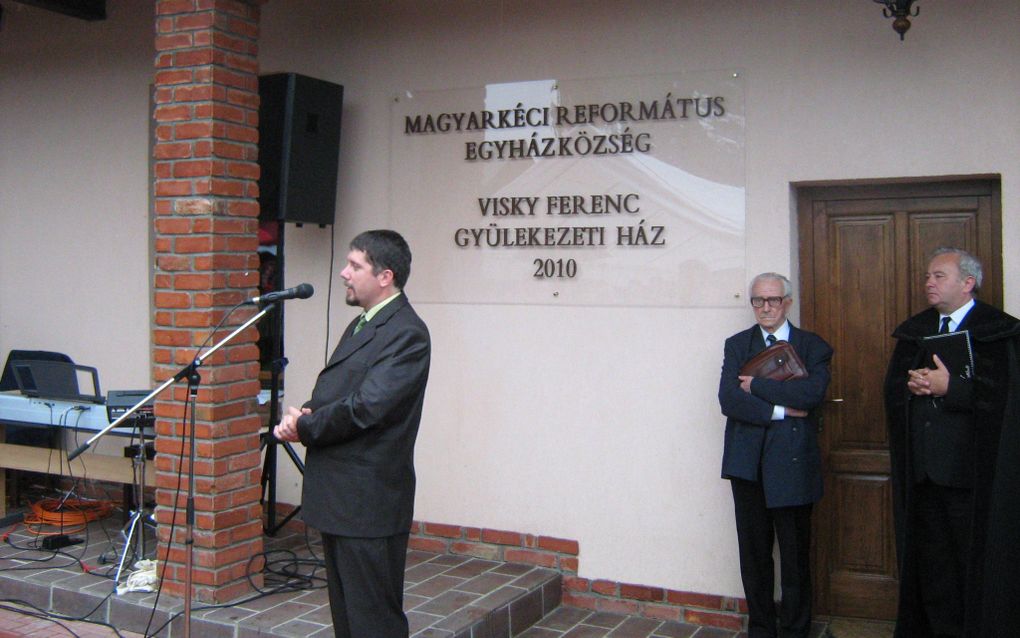 CHETS – Ds. Pal Mike (l.), predikant van de Hongaars-hervormde gemeente in Chets/Kécs, bij de onthulling van de plaquette met de naam verenigingsgebouw Ferenc Visky. Rechts ds. Sandor Karcagi en bisschop Istvan Csüry. Foto Gerrit van Dijk