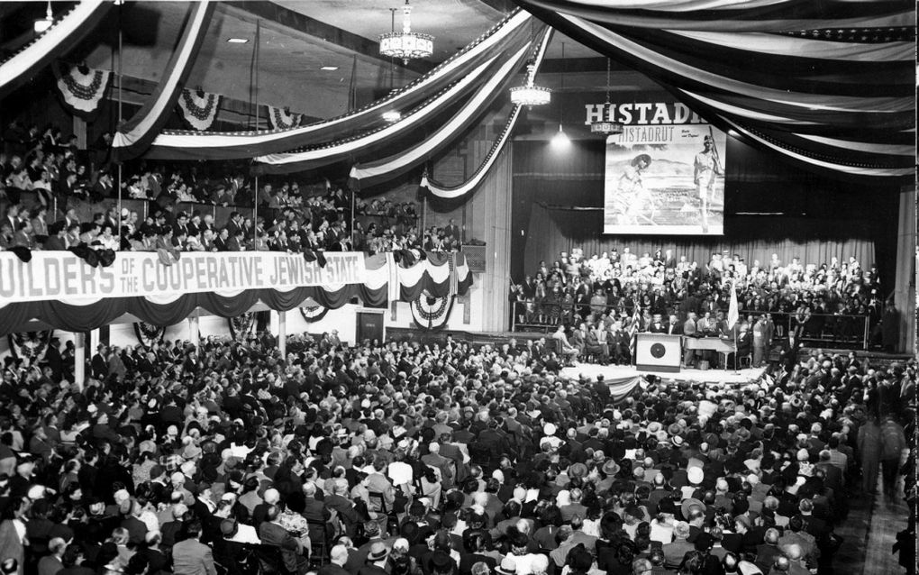 NEW YORK – De Zionistische Arbeidersconventie vierde op 29 november 1947 de goedkeuring van het Delingsplan voor Palestina door de Verenigde Naties.	Foto ANP