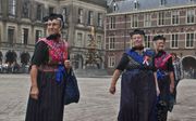 DEN HAAG – Duizenden mensen waren dinsdag in Den Haag om een glimp van koningin Beatrix of een van de Oranjes op te vangen. Zo ook Staphorster dames. Langs de route van de gouden koets stonden rijen veelal in oranje uitgedoste toeschouwers urenlang te wac