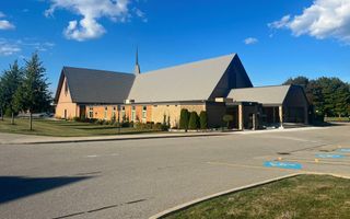 Groot Canadees jarenzestig kerkgebouw met een torentje.