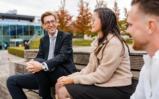 Dominee Middelkoop in gesprek met jongeren.