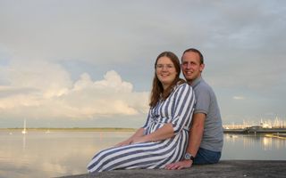 Joost en Marianne van Keulen zitten bij een rivier.