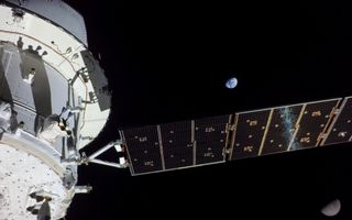 Ruimtevaartuig met uitgeklapt zonnepaneel tegen een zwarte achtergrond.