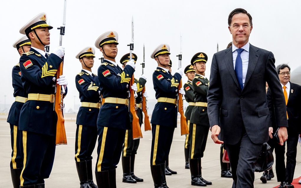 Premier Rutte bij aankomst in  China. beeld ANP, Remko de Waal