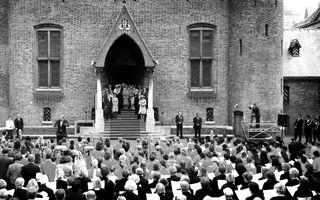 Koren zingen de koninklijke familie toe in 2005 in Den Haag. beeld RD