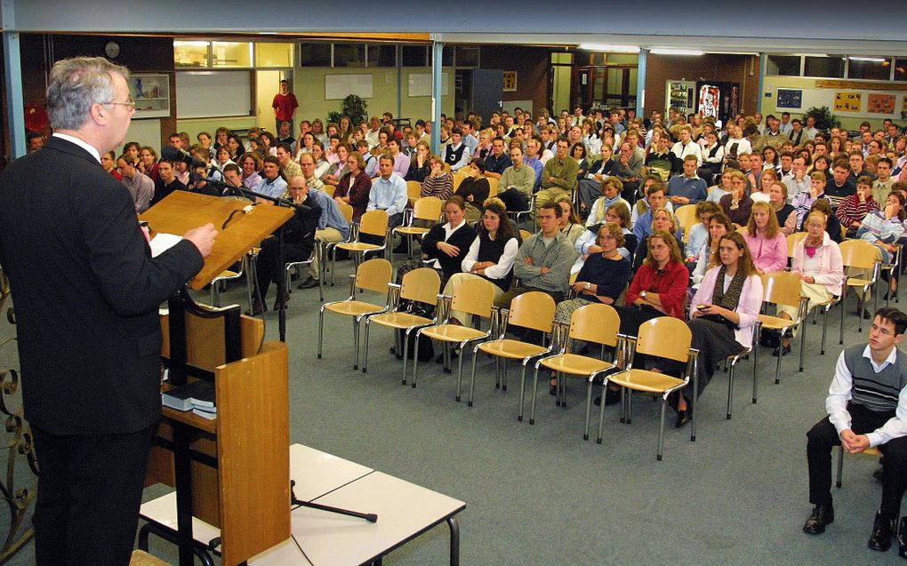 Ds. B. van der Heiden spreekt tijdens een bezinningsavond in de Guido de Brès in Rotterdam-Lombardijen (september 2001). beeld Jos Wesdijk