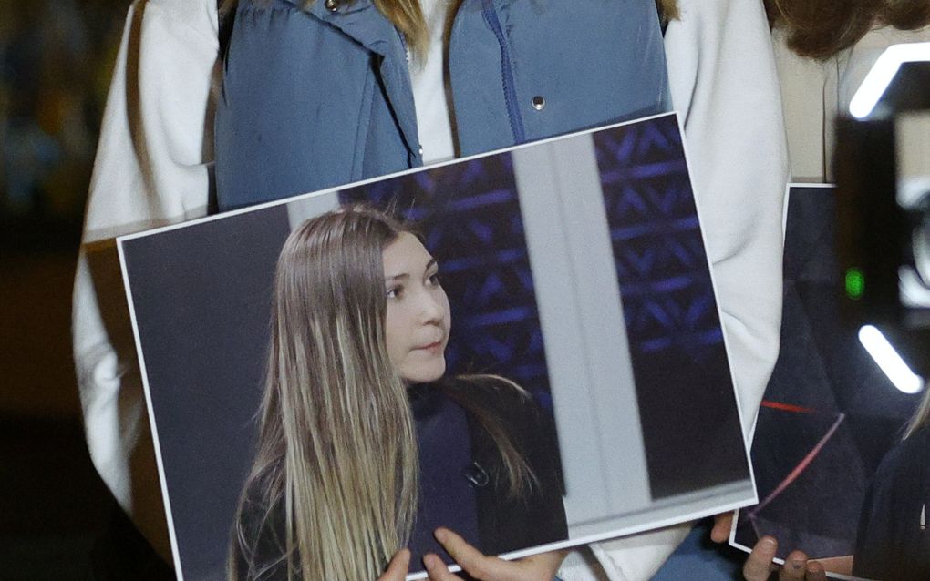 Oekraïeners tonen een portret van Viktoria Rosjtsjyna tijdens een wake voor de verdwenen journaliste in Kyiv, oktober vorig jaar. beeld EPA, Sergey Dolzhenko