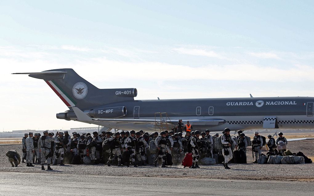 Leden van de Mexicaanse nationale garde arriveerden dinsdag in de Mexicaanse grensstad Juárez. De militairen gaan de veiligheid aan de grens met Amerika versterken en de drugshandel, met name fentanyl, bestrijden. Met deze maatregel wist het land voorlopig te voorkomen dat er invoerheffingen komen op goederen die naar de VS worden geëxporteerd. beeld EPA, Luis Torres