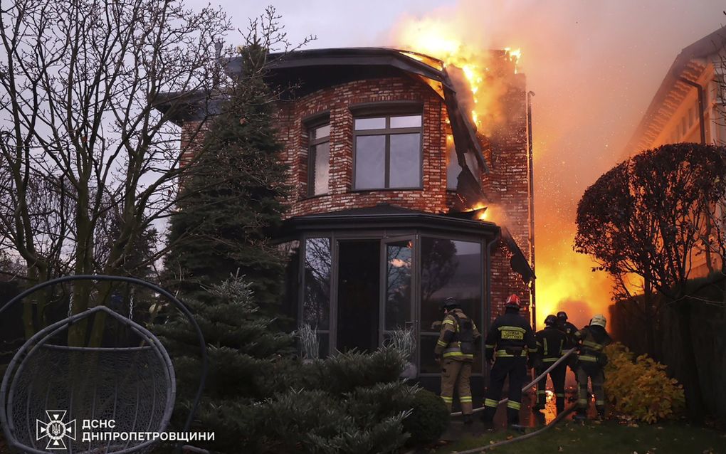 In november 2024 voerde Rusland een raketaanval uit op Dnipro in Oekraïne. Foto: Oekraïense reddingswerkers. beeld EPA