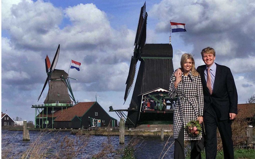 2001 | Het prinselijke paar wandelt langs de Zaanse Schans tijdens hun kennismakingsbezoek aan Haarlem, Zaanstad en Alkmaar. In totaal bracht het verloofde paar een bezoek aan zestien plekken in Nederland. beeld Benelux Press