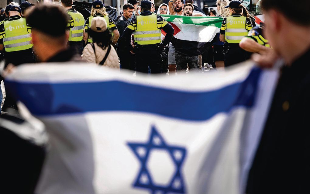 Pro-Palestijnse groepen betogen met geweld tegen een vreedzame pro-Israëlactie op de Dam in Amsterdam. beeld ANP, Ramon van Flymen