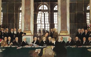 Schilderij met een grote groep in het donker geklede mannen aan een lange tafel. Op de achtergrond staan ook groepjes mannen. Achter hen grote boogramen met spiegelglas.