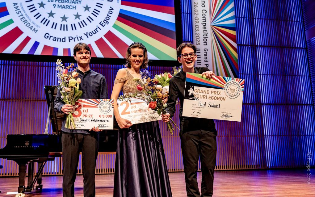 De winnaars van de YPF European Piano Competition 2025. Van links naar rechts: Brecht Valckenaers, Viviana-Zarah Baudis en Paul Salard.