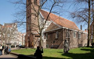 De Begijnhofkerk in Amsterdam, waar de Engelse predikant Matthew Poole begraven ligt. beeld Wikimedia