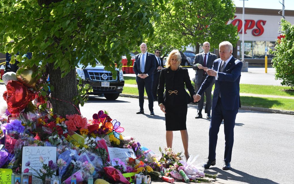 Joe en Jill Biden bij de gedenkplaats van de slachtoffers van de schietpartij in Buffalo. beeld AFP, Nicholas Kamm