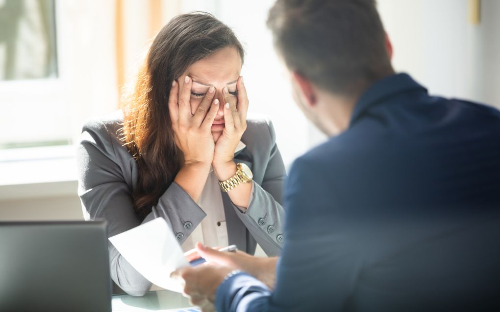 Zowel werkgevers als werknemers vinden het knap lastig om geldzorgen te delen, blijkt uit onderzoek van het Nibud. Daardoor komt het onderwerp niet op tafel, terwijl dat wel belangrijk is.  beeld iStock