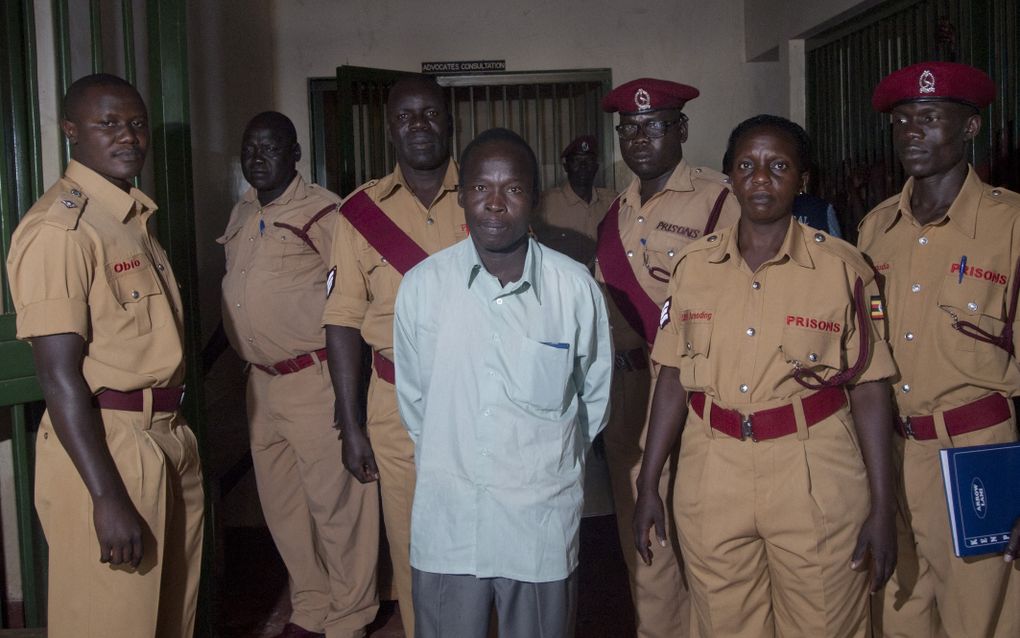 Thomas Kwoyelo, voormalig commandant van de LRA, wordt voorgeleid aan het Ugandese Hooggerechtshof. beeld AFP, Michele Sibiloni