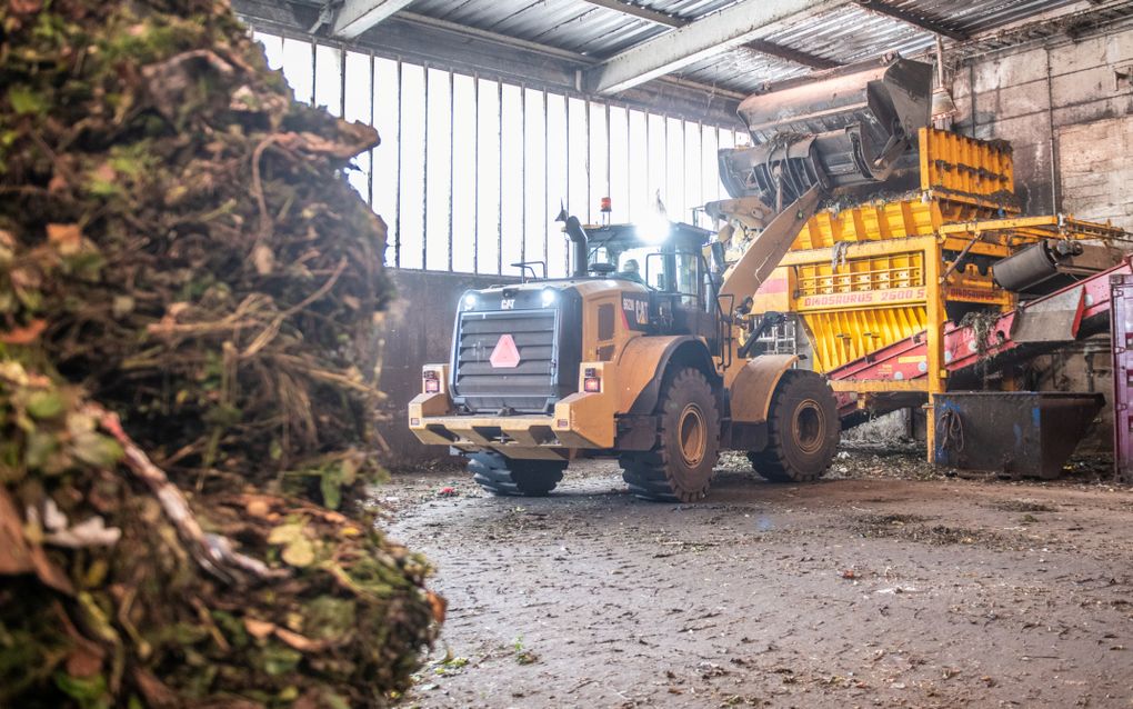 Een grote shovel schept tal van kuubs aan gft-afval in de composterings- en vergistingsinstallatie in de vestiging Tilburg van Attero. beeld Attero, Bart Willemsen Fotografie