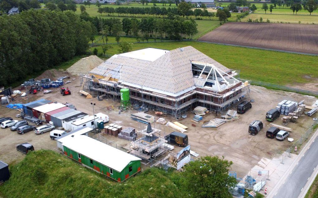 De bouw van de nieuwe kerk van de gereformeerde gemeente in Nederland te Kootwijkerbroek vordert gestaag. Op de voorgrond het torentje, de bedoeling is dat dit volgende week donderdag geplaatst wordt. De dakpannen volgen, aldus de bouwcommissie, binnen enkele weken, daarna kan er volop aan het interieur worden gewerkt. beeld Gerwin van Luttikhuizen