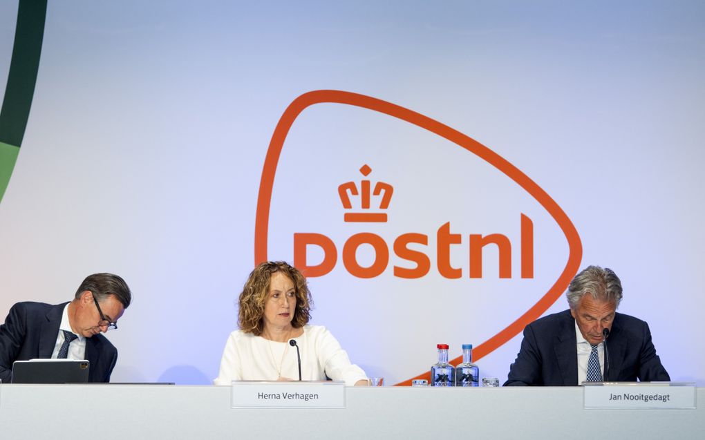 CEO Herna Verhagen (m) voor aanvang van de Algemene Vergadering van Aandeelhouders van PostNL. beeld ANP, Jeroen Jumelet