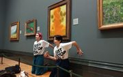 Activisten van Just Stop Oil hebben het schilderij van Van Gogh besmeurd. beeld Just Stop Oil / AFP