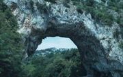 De natuur rond Anduze is indrukwekkend. Op de foto Le Pont d’Arc in een van de ”gorges” van de ArdÃ¨che. Dit gebied was het decor van de bloedige hugenotenstrijd. - Foto Gert-Jan Brouwer
