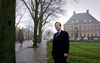 Burgemeester Moree (SGP) eind 2001 bij het gemeentehuis in Opheusden, toen hij afscheid nam als burgemeester van Kesteren. beeld RD, Anton Dommerholt