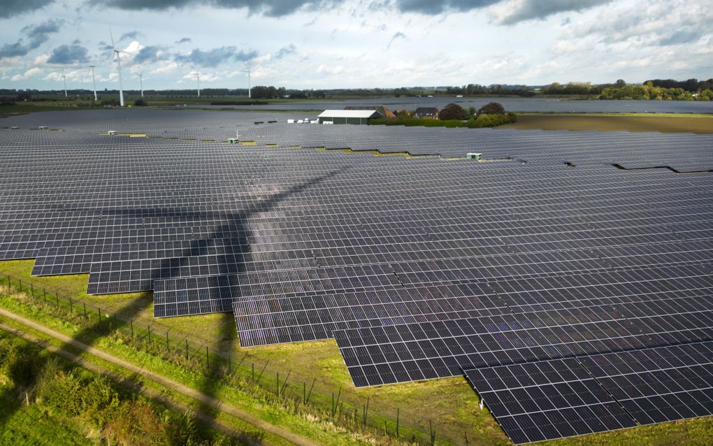 Dronebeelden van het grootste Shell zonnepark in Europa in Terneuzen. Het is het zesde zonnepark van het bedrijf in Nederland. beeld ANP, Jeroen Jumelet