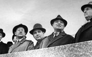 Gorbatsjov (3e van rechts) kijkt vanaf de tweede rij van de officiële tribune naar de viering van de revolutie in Stavropol, 1960. beeld AFP, Velengurin