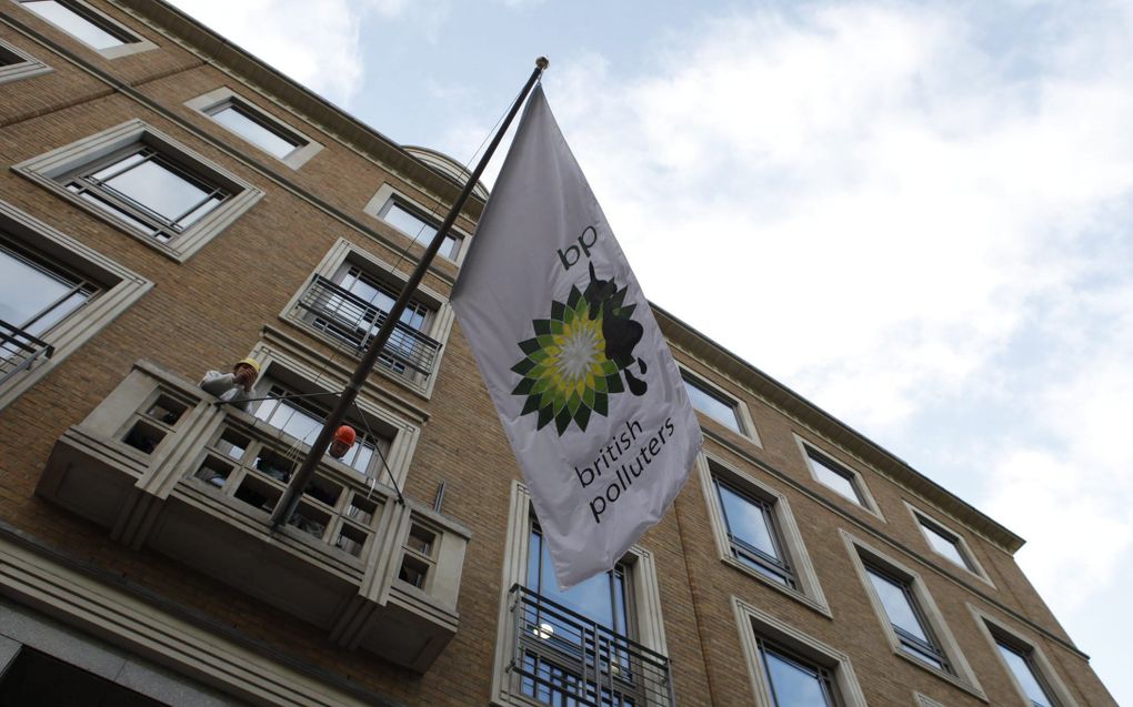 LONDEN - Demonstranten van Greenpeace hangen een vlag op bij het kantoor van BP in Londen. Foto EPA