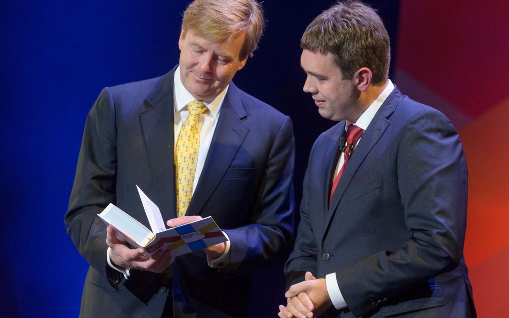 Koning Willem-Alexander nam op 1 oktober 2014 in Den Haag het eerste exemplaar van de Bijbel in Gewone Taal (BGT) in ontvangst. beeld NBG 