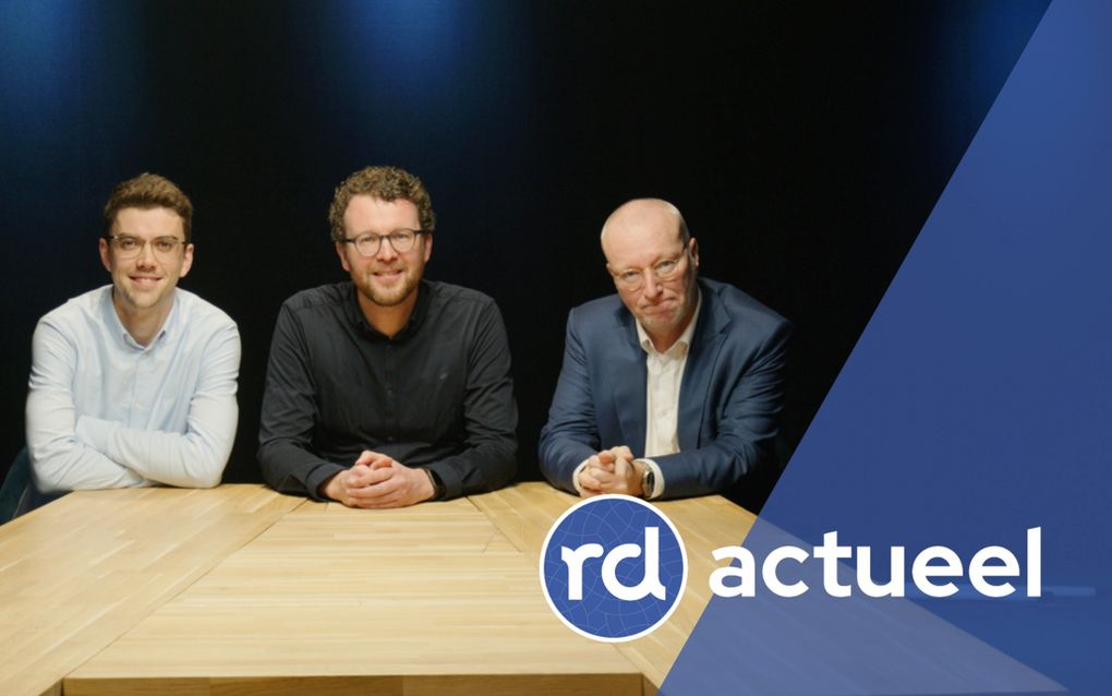 Arij Heijboer, Gijsbert Bouw en Wim van Egdom aan de studiotafel. beeld RD