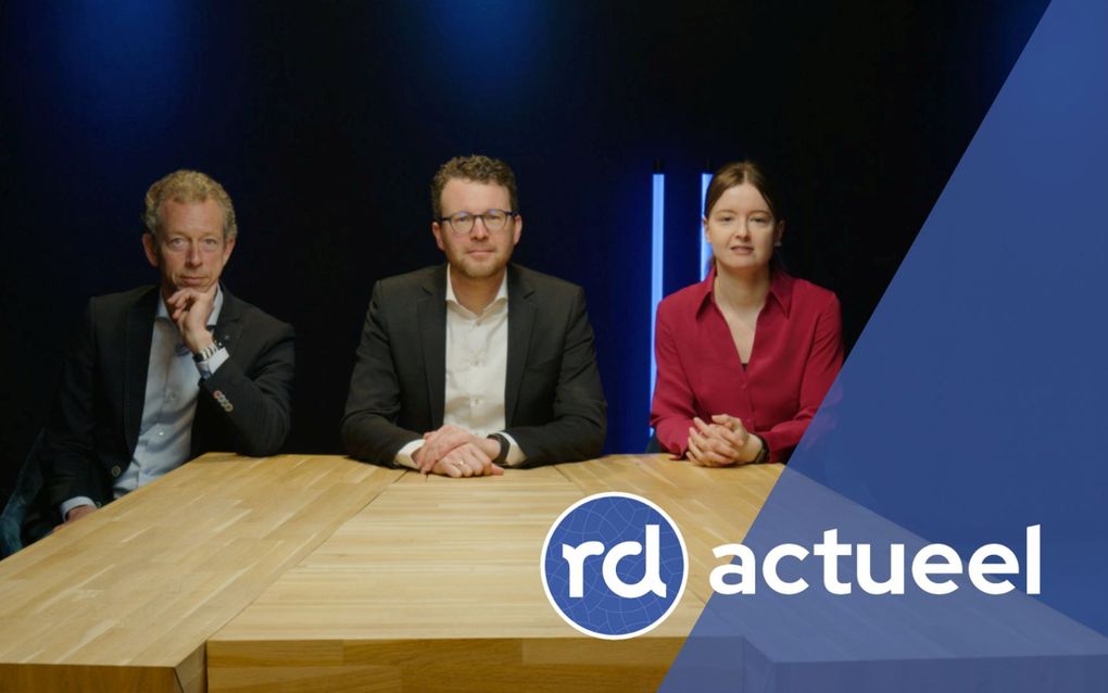 Richard Donk, Gijsbert Bouw en Aline de Bruin aan de studiotafel. beeld RD