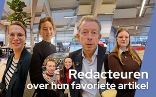 Drie vrouwen en een man zitten aan hun bureaus