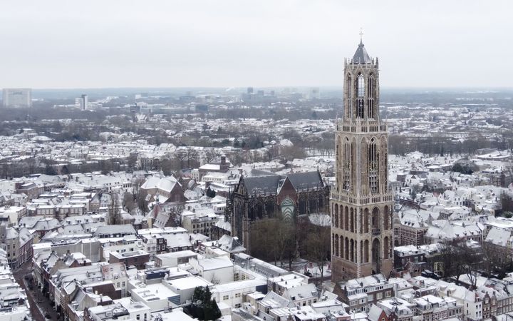 Stadsgezicht van een met sneeuw bedekt Utrecht.