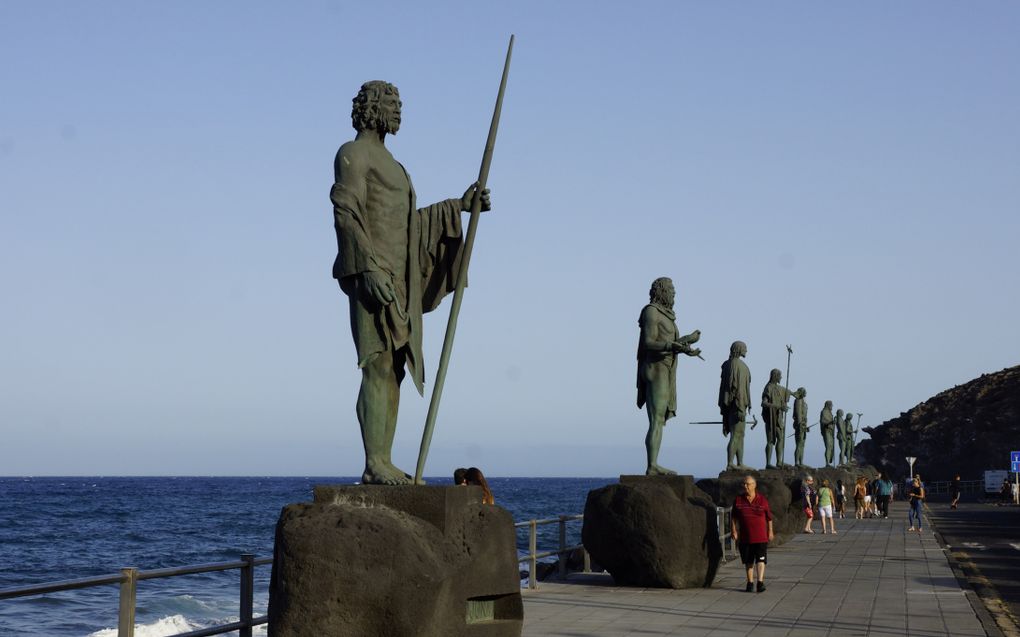 Vereeuwigd in brons staan ze in een trotse rij naast elkaar, de laatsten der ”menceyes” van de Canarische Eilanden_,_ zoals de Guanches hun koningen noemden. beeld Lex Rietman