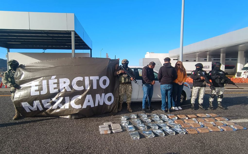 Mexicaanse militairen voeren arrestanten af na de vondst van een partij drugs. beeld AFP, Secretariat of Security and Civilian Protection of Mexico.