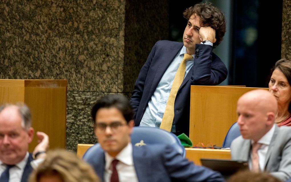 Klaver luistert naar de verdediging van minister Hennis. beeld ANP