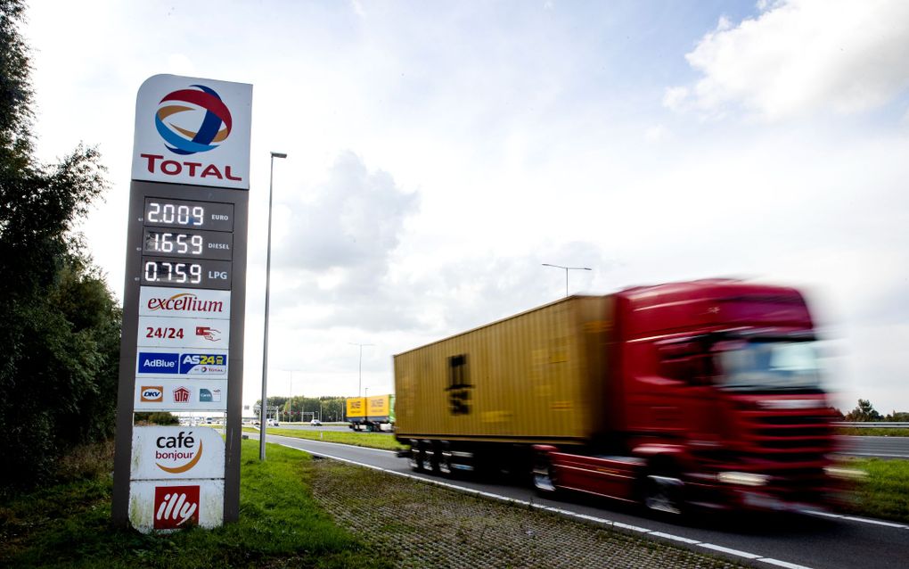 Een benzineprijs van twee euro per liter bij een tankstation langs de A12 bij Harmelen. beeld ANP, Sem van der Wal