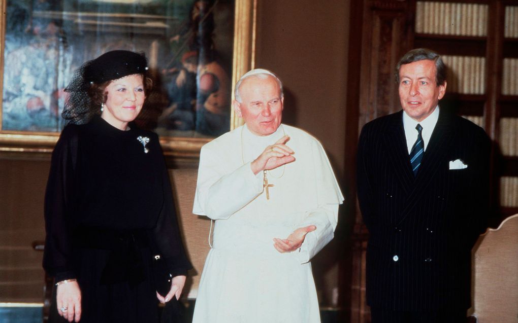 Koningin Beatrix en prins Claus bezoeken paus Johannes Paulus II in het Vaticaan, maart 1985. beeld ANP