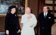 Koningin Beatrix en prins Claus bezoeken paus Johannes Paulus II in het Vaticaan, maart 1985. beeld ANP