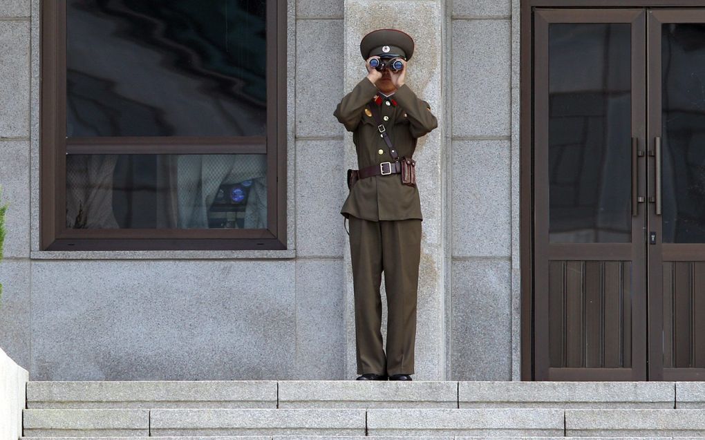 Een Noord-Koraanse grenswacht aan de grens tussen Noord- en Zuid-Korea. Foto EPA