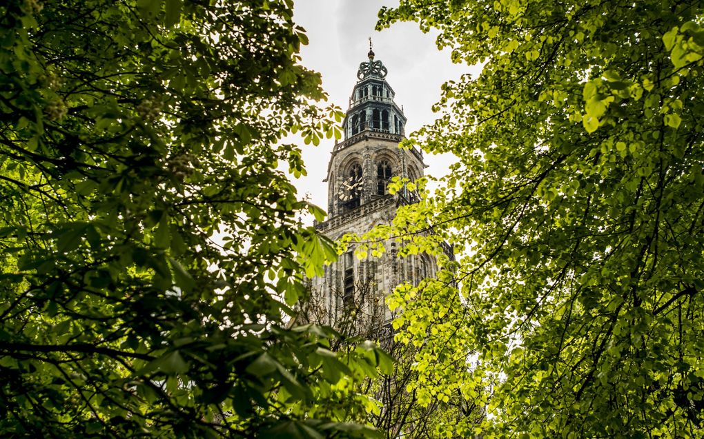 De toren van de Martinikerk in Groningen (foto) is donderdag uitgeroepen tot mooiste kerktoren van Nederland. Dat gebeurde tijdens een symposium in Den Haag over de toekomst van kerktorens, een initiatief van vastgoedorganisatie Kerk & Co, samen met het Nederlands Dagblad. De afgelopen weken konden mensen online stemmen op vijftien voorgeselecteerde kerktorens. De 96,8 meter hoge Martinitoren, ”d’Olle Grieze”, kreeg 26 procent van de bijna duizend stemmen. Nummer twee werd de Domtoren in Utrecht, drie de Dordtse Dom. beeld ANP, Remko de Waal