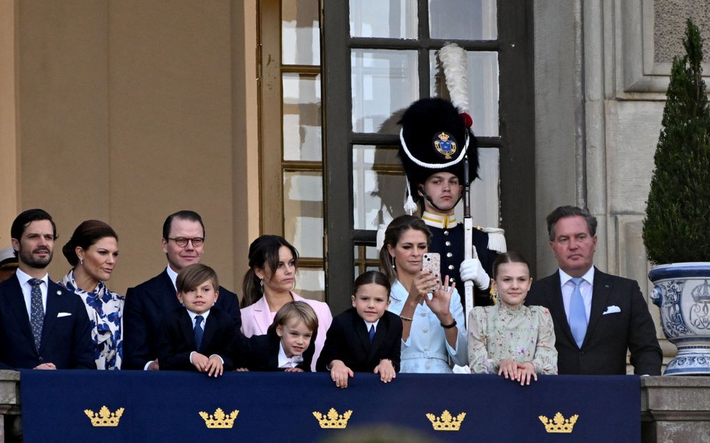 Christopher (r.) op het balkon met een deel van de Zweedse koninklijke familie, bij het vijftigjarig regeringsjubileum van koning Carl XVI Gustaf, in september vorig jaar. beeld AFP, Jonathan Näckstrand