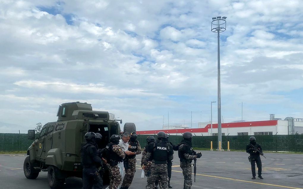 Ecuadoriaanse politieagenten begeleiden zaterdag de voormalige vicepresident Jorge Glas naar de zwaar beveiligde gevangenis La Roca in Guayaquil. beeld Politie Ecuador