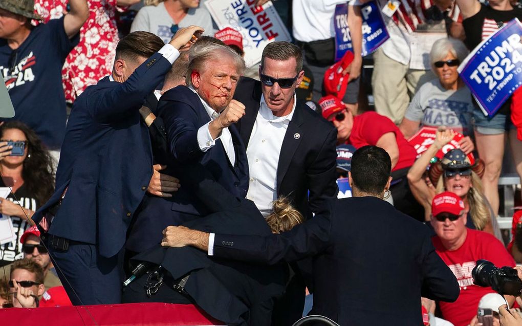 Trump werd zaterdag tijdens een campagnebijeenkomst in de Amerikaanse staat Pennsylvania beschoten. Hij raakte daarbij gewond aan zijn rechteroor. beeld AFP, Rebecca Droke